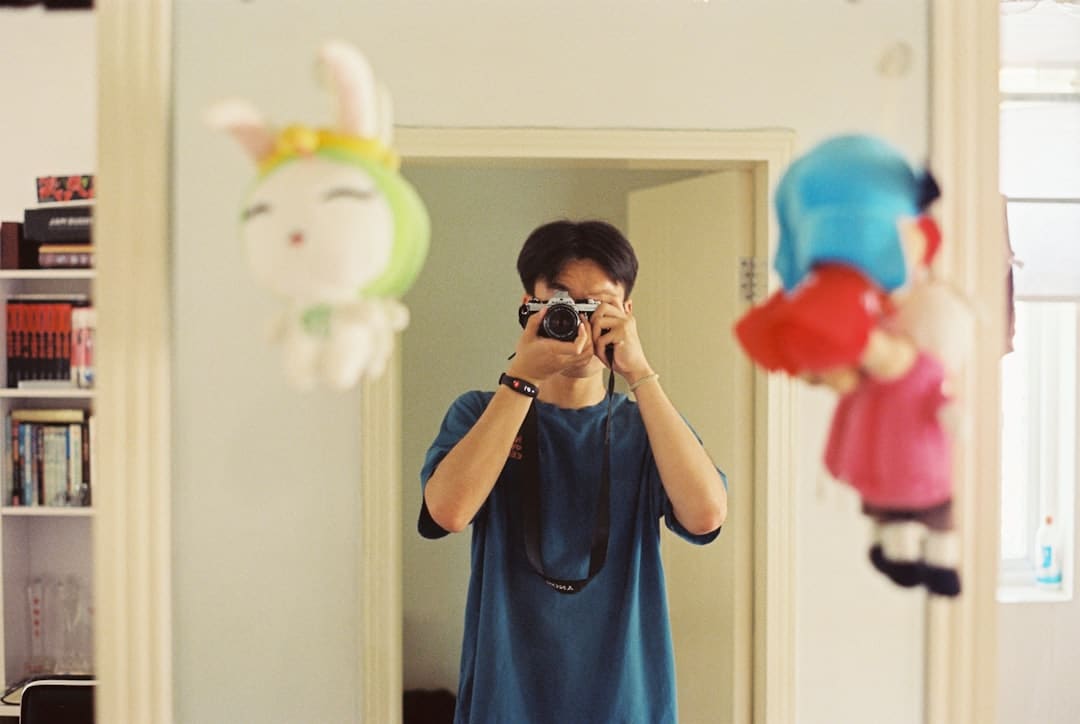 广西苍梧:学生花间写生绘春色